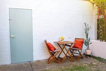 A table and chairs outside of a building

AI-generated content may be incorrect.