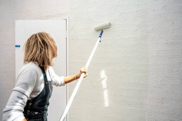 A person painting a wall

AI-generated content may be incorrect.