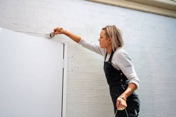 A person painting a door

AI-generated content may be incorrect.